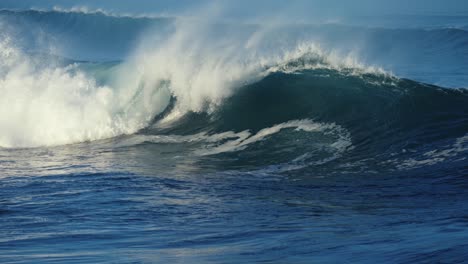 Hermosas-Olas-Del-Océano-En-Cámara-Lenta-Chocando-Y-Rompiendo-En-La-Orilla-Del-Mar-En-Hawaii