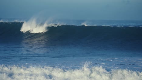 Hermosas-Olas-Del-Océano-En-Cámara-Lenta-Chocando-Y-Rompiendo-En-La-Orilla-Del-Mar-En-Hawaii