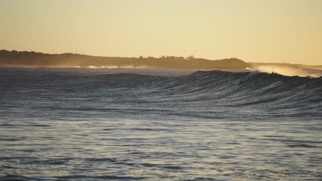 Hermosas-Olas-Del-Océano-En-Cámara-Lenta-Chocando-Y-Rompiendo-En-La-Orilla-Del-Mar-En-Hawaii