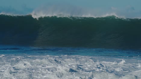 Hermosas-Olas-Del-Océano-En-Cámara-Lenta-Chocando-Y-Rompiendo-En-La-Orilla-Del-Mar-En-Hawaii