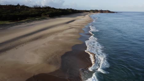 Excelente-Toma-Aérea-De-Olas-Rompiendo-La-Costa-En-Papohaku,-Hawaii