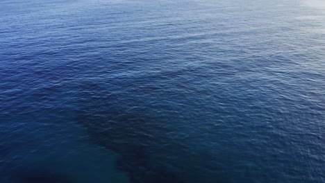 Excelente-Toma-Aérea-De-Agua-Azul-Clara-Del-Océano-En-Hawaii