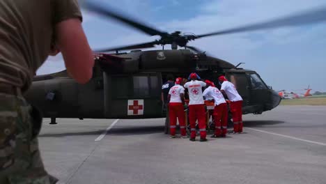 Port-au-Prince,-Haiti-US-Militärpersonal-Medevac-Opfer-Des-Erdbebens-In-Haiti