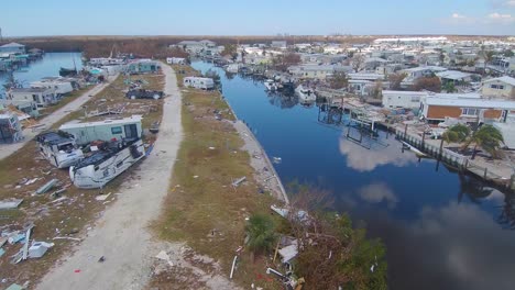 Impactante-Antena-De-La-Destrucción-En-Un-Parque-De-Casas-Rodantes-Del-Huracán-Ian-Cerca-De-Fort-Myers-Florida