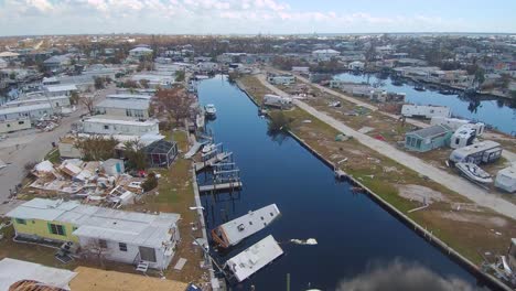 Impactante-Antena-De-La-Destrucción-En-Un-Parque-De-Casas-Rodantes-Del-Huracán-Ian-Cerca-De-Fort-Myers-Florida