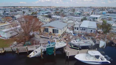 Impactante-Antena-De-La-Destrucción-En-Un-Parque-De-Casas-Rodantes-Del-Huracán-Ian-Cerca-De-Fort-Myers-Florida