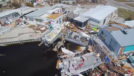 Impactante-Antena-De-La-Destrucción-En-Un-Parque-De-Casas-Rodantes-Del-Huracán-Ian-Cerca-De-Fort-Myers-Florida