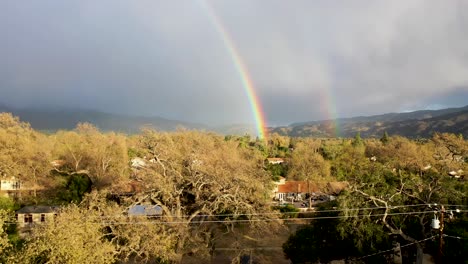 Excelente-Toma-Aérea-De-Un-Arco-Iris-Sobre-Un-Suburbio-En-Ojai,-California