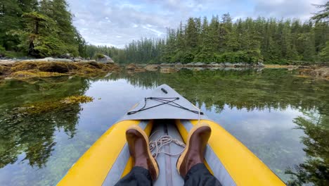 Excelente-Filmación-POV-De-Un-Kayakista-Navegando-Por-Las-Islas-Magoun-De-Alaska