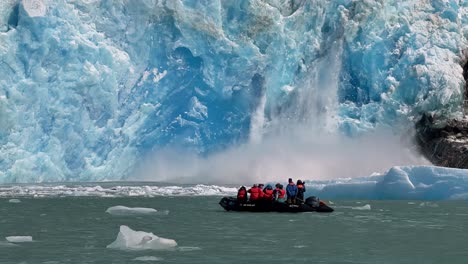 Turistas-En-Botes-Zodiac-Fotografían-El-Desprendimiento-Del-Glaciar-Sawyer-De-Alaska