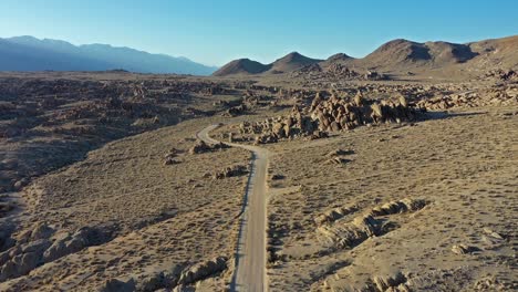 Hervorragende-Luftaufnahme-Eines-Autos,-Das-Durch-Die-Kalifornischen-Alabama-Hills-Fährt