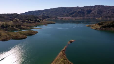 Excelente-Toma-Aérea-De-La-Represa-Del-Lago-Casitas-En-California