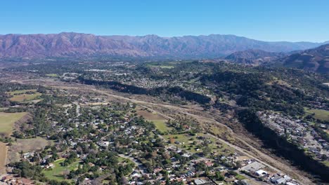 Excelente-Toma-Aerea-Del-Pueblo-De-Oak-View-En-Ventura,-California