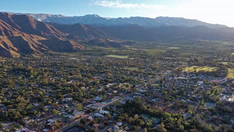 Excelente-Toma-Aerea-Del-Valle-En-Ojai,-California