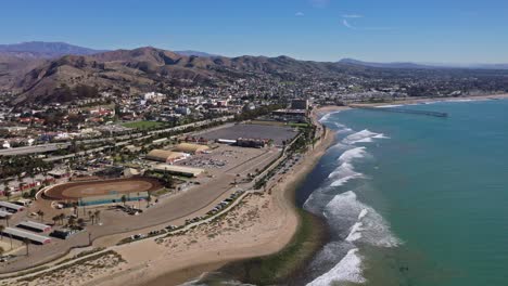 Excelente-Toma-Aérea-De-Las-Olas-Rompiendo-La-Costa-En-El-Recinto-Ferial-De-Ventura-En-California