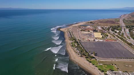 Excelente-Toma-Aérea-De-Las-Olas-Rompiendo-La-Costa-En-El-Recinto-Ferial-De-Ventura-En-California