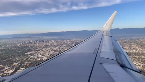 Excelente-Toma-Aérea-Del-Centro-De-Los-ángeles-Desde-El-Ala-De-Un-Avión