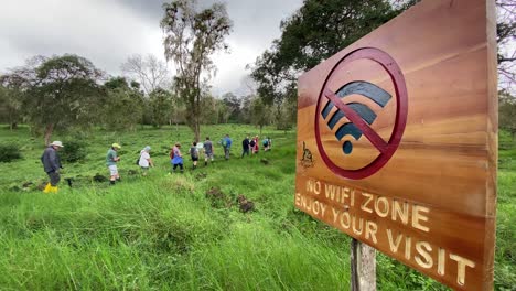 Los-Turistas-Parten-Para-Una-Caminata-En-Una-Zona-Sin-Wi-fi-En-Las-Galápagos