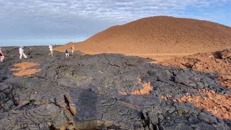 Touristen-Wandern-Auf-Den-Galapagosinseln-Durch-Gehärtetes-Magma