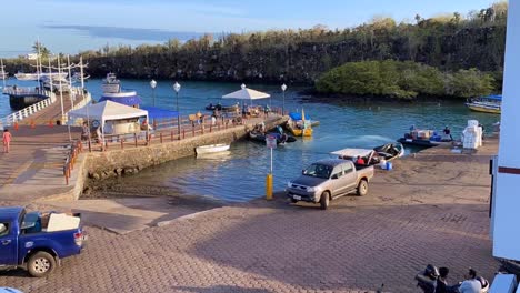 Fotografía-De-Lapso-De-Tiempo-Del-Tráfico-Pesado-De-Carreteras-Y-Agua-En-El-Puerto-De-Puerto-Ayora-De-Las-Galápagos