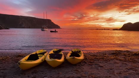 Kajaks-Ruhen-Sich-Bei-Sonnenuntergang-Am-Strand-Von-Catalina-Aus