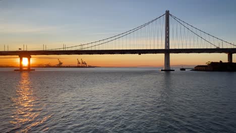 Los-Coches-Pasan-Por-El-Puente-De-La-Bahía-De-Oakland-Al-Amanecer.