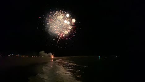 Se-Lanzan-Fuegos-Artificiales-En-El-Puerto-De-Ventura,-California