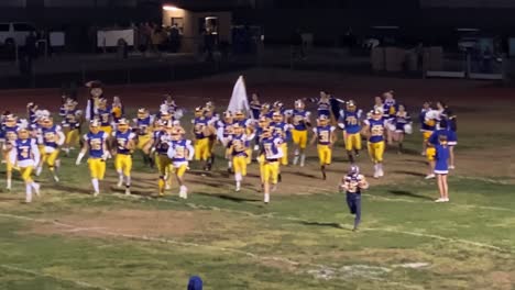 El-Equipo-De-Fútbol-De-La-Escuela-Secundaria-De-Nordhoff-Irrumpe-En-El-Campo-Con-Fuertes-Vítores-En-Ojai,-California