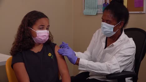 Una-Enfermera-Administra-La-Vacuna-Contra-El-Coronavirus-Covid-19-A-Un-Paciente-Joven