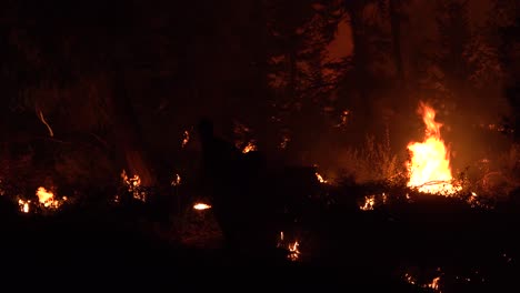 Feuerwehrleute-Arbeiten-Nachts-Hart-Daran,-Das-Verheerende-Dixie-Feuer-In-Nordkalifornien-Einzudämmen