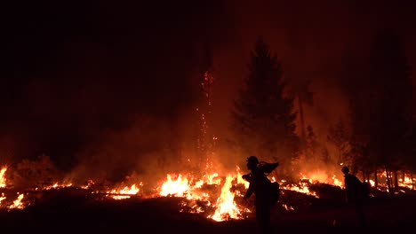 Erschöpfte-Feuerwehrleute-Arbeiten-Nachts-Hart-Daran,-Das-Verheerende-Dixie-Feuer-In-Nordkalifornien-Einzudämmen