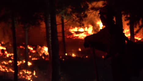 Erschöpfte-Feuerwehrleute-Schauen-Nachts-Während-Des-Verheerenden-Dixie-Feuers-In-Nordkalifornien-Zu