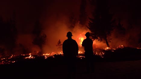 Erschöpfte-Feuerwehrleute-Schauen-Nachts-Während-Des-Verheerenden-Dixie-Feuers-In-Nordkalifornien-Zu