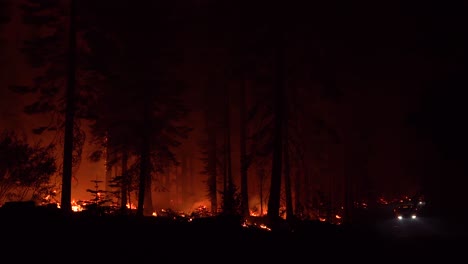 Das-Dixie-Feuer-Brennt-Nachts-Unkontrolliert-In-Einem-Wald-In-Nordkalifornien