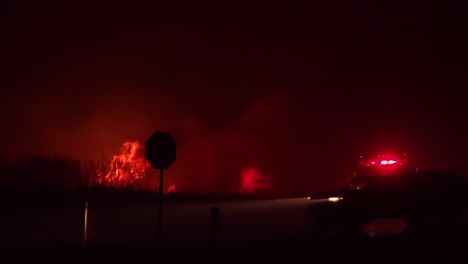 Los-Camiones-De-Bomberos-Controlan-Un-Incendio-Por-La-Noche-Durante-El-Desastroso-Incendio-Dixie-En-El-Norte-De-California