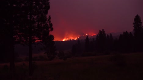 Das-Dixie-Fire-Brennt-Nachts-Unkontrolliert-In-Der-Ferne-Im-Norden-Kaliforniens