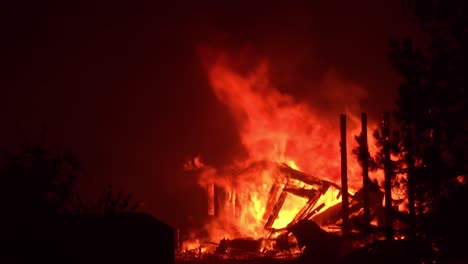 El-Incendio-Dixie-Quema-Una-Casa-Estructura-En-El-Norte-De-California-Por-La-Noche