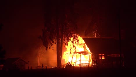 Una-Casa-Está-Envuelta-En-Llamas-Por-La-Noche-Durante-El-Desastroso-Incendio-Dixie-En-El-Norte-De-California