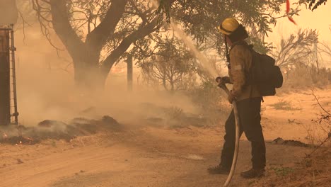 Erschöpfte-Feuerwehrleute-Blicken-Auf-Das-Verheerende-Dixie-feuer-In-Nordkalifornien