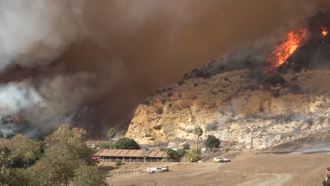 Das-Alisal-Feuer-Brennt-In-Der-Nähe-Von-Gebäuden-Entlang-Der-Küste-Von-Gaviota-Im-Landkreis-Santa-Barbara