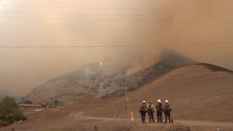 Das-Feuer-Von-Alisal-Brennt-Auf-Einem-Hügel-Entlang-Der-Küste-Von-Gaviota,-Während-Feuerwehrleute-Im-Bezirk-Santa-Barbara-Zusehen