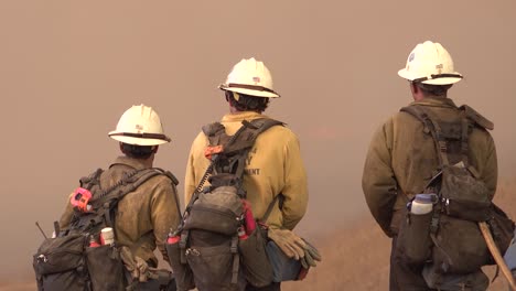 Das-Feuer-Von-Alisal-Brennt-Auf-Einem-Hügel-Entlang-Der-Küste-Von-Gaviota,-Während-Feuerwehrleute-Im-Bezirk-Santa-Barbara-Zusehen