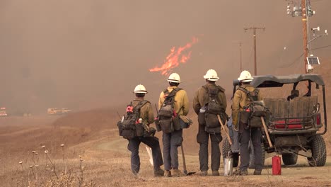 El-Fuego-Alisal-Arde-En-Una-Ladera-A-Lo-Largo-De-La-Costa-De-Gaviota-Mientras-Los-Bomberos-Observan-En-El-Condado-De-Santa-Barbara