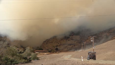 Feuerwehrleute-Setzen-Ein-Geländefahrzeug-Ein,-Um-Das-Alisal-feuer-Entlang-Der-Küste-Von-Gaviota-Im-Bezirk-Santa-Barbara-Zu-Bekämpfen