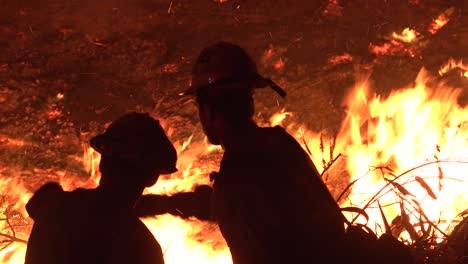 Bomberos-En-Silueta-Contra-Las-Llamas-Del-Fuego-Alisal-Que-Arde-A-Lo-Largo-De-La-Costa-De-Gaviota-En-El-Condado-De-Santa-Barbara