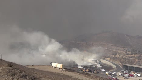 El-Vertedero-De-Tajiguas-Se-Quema-En-Una-Situación-De-Materiales-Peligrosos-Para-Los-Bomberos-Del-Condado-De-Santa-Bárbara-Durante-El-Incendio-De-Alisal