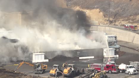 El-Vertedero-De-Tajiguas-Se-Quema-En-Una-Situación-De-Materiales-Peligrosos-Para-Los-Bomberos-Del-Condado-De-Santa-Bárbara-Durante-El-Incendio-De-Alisal