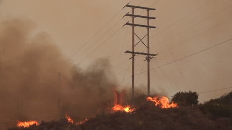 El-Incendio-De-Alisal-Arde-Cerca-De-Los-Postes-De-Energía-De-Edison-De-Infraestructura-Crítica-A-Lo-Largo-De-La-Costa-De-Gaviota-En-El-Condado-De-Santa-Barbara