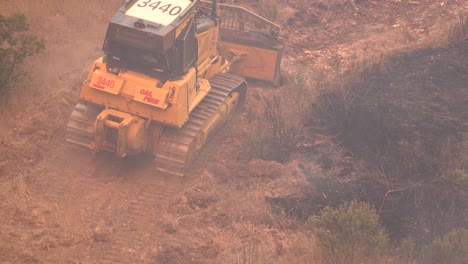 Bulldozer-Schneidet-Eine-Feuerlinie-Entlang-Eines-Hügels-Während-Des-Alisal-Feuers,-Das-Entlang-Der-Gaviota-Küste-In-Santa-Barbara-County-Brennt