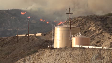 El-Incendio-Alisal-Arde-Cerca-De-Tanques-De-Petróleo-De-Infraestructura-Crítica-Y-Líneas-Eléctricas-A-Lo-Largo-De-La-Costa-De-Gaviota-En-El-Condado-De-Santa-Barbara